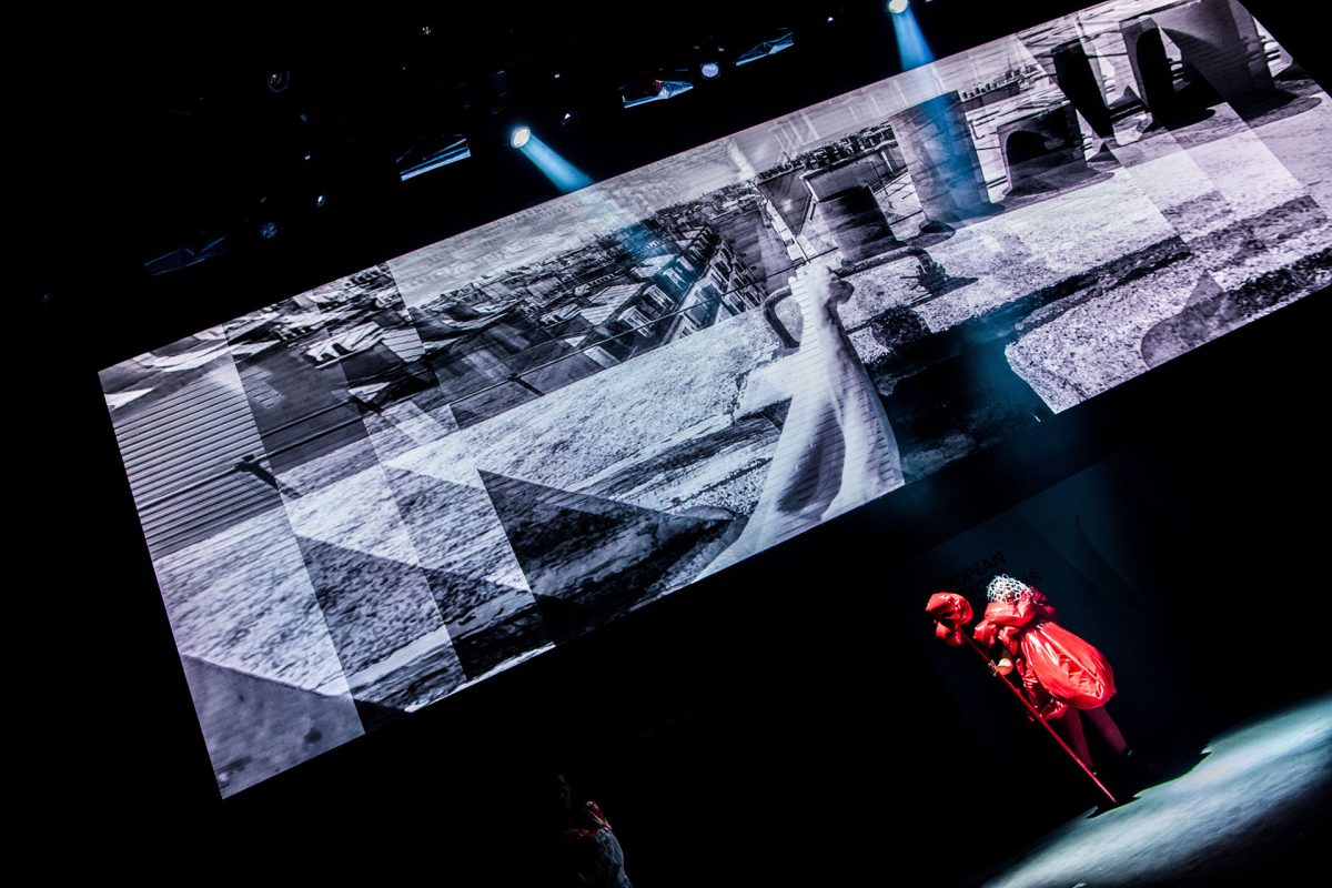 Galileo Performer and stage screen with artistic parcour performance video