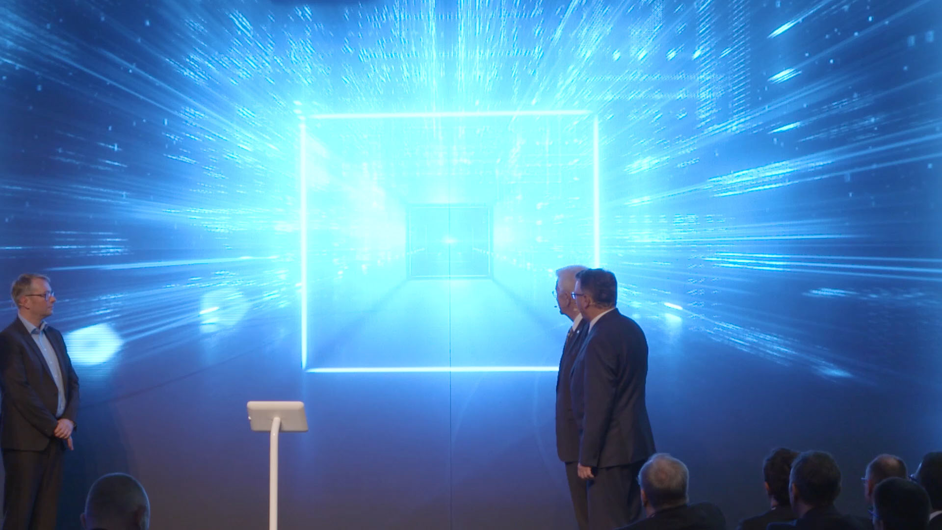 CEO Stefan Sommer and Minister-President Winfried Kretschmann in front of a huge LED-Screen with a countdown animation